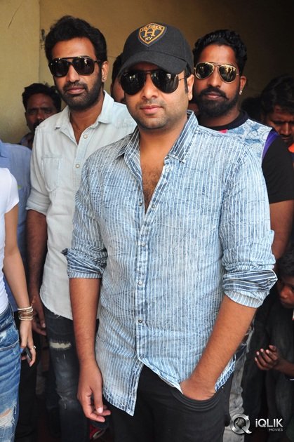 Raja-Cheyyi-Vesthe-Movie-Team-at-Devi-Theater